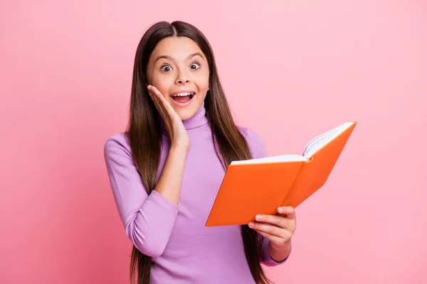 Portrét z ní ona hezká atraktivní docela veselá veselá ohromen chytrý chytrý dlouhosrstý dívka čtení zajímavé akademické knihy s zábavou izolované přes růžové pastelové barvy pozadí — Stock fotografie
