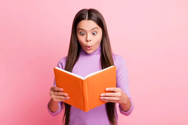 Foto de menina garoto latino espantado ler livro didático desgaste jumper roxo isolado sobre fundo cor pastel — Fotografia de Stock