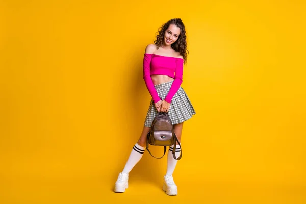 Full length photo of lady hold rucksack playful mood look camera smile wear pink top uncoved ώμοι mini skirt sneakers — Φωτογραφία Αρχείου