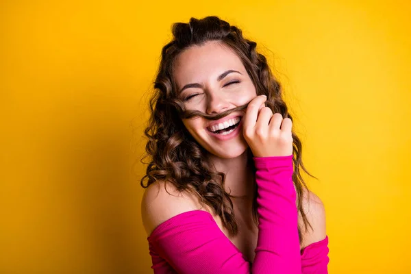 Foto retrato de chica morena haciendo bigote falso con un rizo sosteniendo con la mano usando fucsia crop-top aislado sobre fondo de color amarillo vivo —  Fotos de Stock