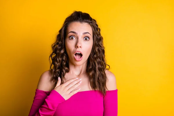 Como te atreves? Foto retrato de menina surpreso como rude você é boca aberta tocando peito vestindo rosa crop-top isolado em fundo colorido amarelo vívido — Fotografia de Stock