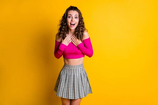 Foto ritratto di studentessa estatica sorpreso di essere scelto per giveaway urlando bocca aperta sorridente indossando mini gonna a scacchi fucsia crop-top isolato su sfondo giallo vivido — Foto Stock