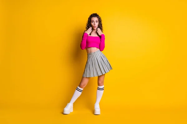 Full length φωτογραφία του έκπληκτου κοριτσιού σε φωτεινά ρούχα συγκλονιστική είδηση ακούσει απομονωμένη πάνω λάμψη ζωντανό φόντο χρώμα — Φωτογραφία Αρχείου