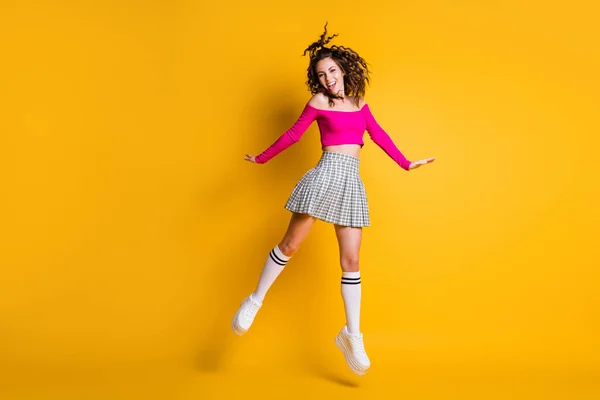 Full body foto di eccitata ragazza saltare fino usura bianco rosa estate vestito isolato su brillante brillantezza colore sfondo — Foto Stock