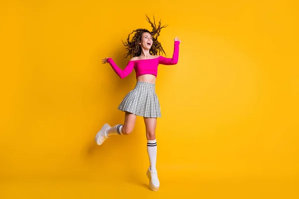 Full length φωτογραφία του τρελό έφηβο κορίτσι άλμα αέρα φυσήξει κυματιστό χτένισμα της φορούν ροζ λευκά ρούχα απομονώνονται σε φωτεινό χρώμα λάμψη φόντο — Φωτογραφία Αρχείου