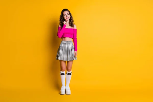 Full body foto di piuttosto carino meraviglia signora cercare spazio vuoto usura rosa fuori spalle top a scacchi gonna corta bianco calze scarpe da ginnastica isolato vivido colore giallo sfondo — Foto Stock