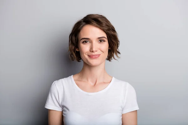Portrét mladé usmívající se okouzlující roztomilá dívka žena ženský vzhled v kameře nosit bílé tričko izolované na šedém pozadí — Stock fotografie