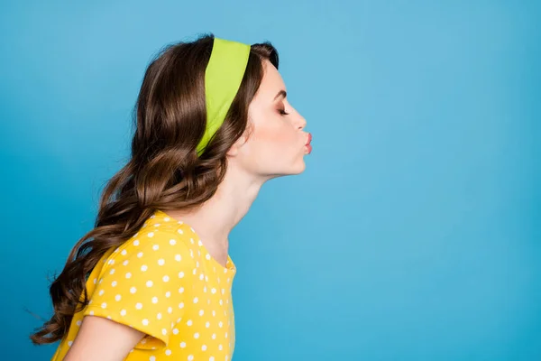 Foto retrato perfil de menina bonito enviando beijo de ar isolado em pastel luz azul colorido fundo — Fotografia de Stock