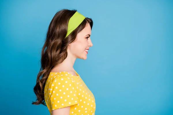 Foto retrato perfil de mulher sorridente isolado em pastel luz azul colorido fundo — Fotografia de Stock