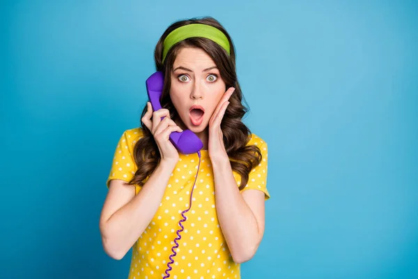 Portrait photo de femme touchant le visage avec la main bouche ouverte parlant sur un téléphone violet isolé sur fond bleu clair pastel — Photo