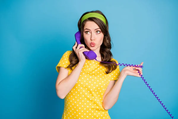 Foto retrato de menina fofocando sobre roxo telefone com fio isolado em pastel luz azul colorido fundo — Fotografia de Stock