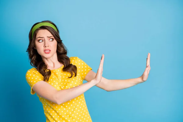 Negeer mislukking probleem concept. Angst paniek meisje houd handen op lege ruimte geïsoleerd op blauwe kleur achtergrond — Stockfoto