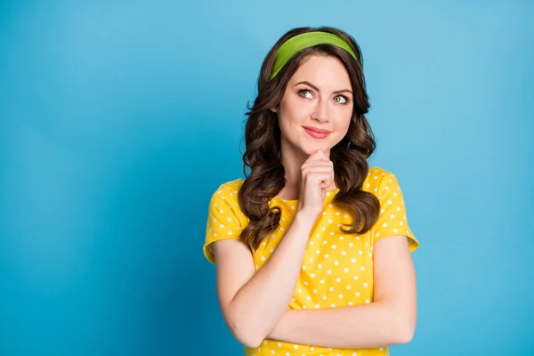 Foto de mente menina toque queixo com os dedos olhar copyspace pensar pensamentos isolados sobre fundo de cor azul — Fotografia de Stock