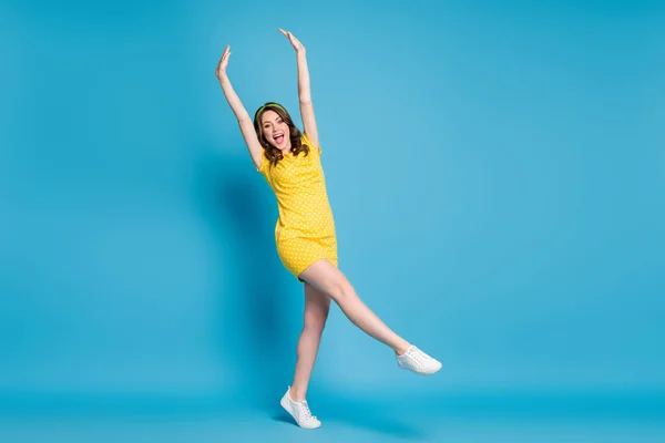 Full length photo of excited lady raise hands leg wear polka-dot skirt απομονωμένο σε μπλε χρώμα φόντο — Φωτογραφία Αρχείου
