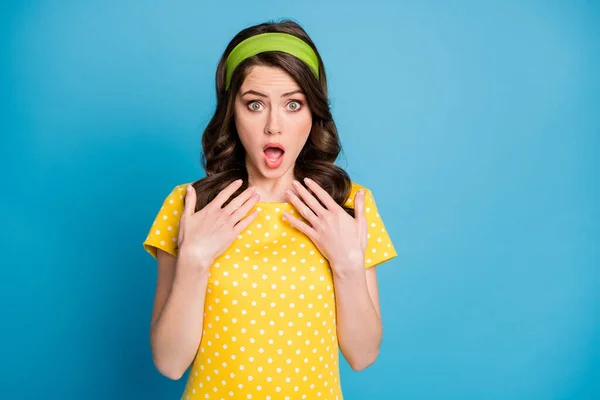 Zdjęcie z wrażeniem dziewczyna punkt ręce się krzyczeć nosić polka-kropka ubrania izolowane nad niebieskim tle koloru — Zdjęcie stockowe