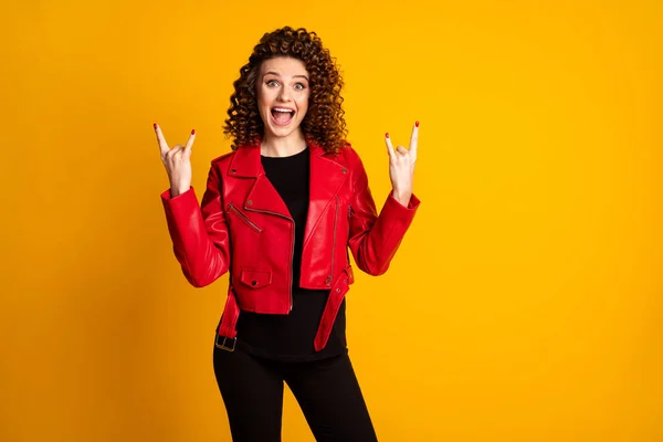 Retrato de ella ella agradable atractiva alegre alegre chica de pelo ondulado que muestra el símbolo del cuerno que se divierte aislado en el fondo de color amarillo brillante — Foto de Stock