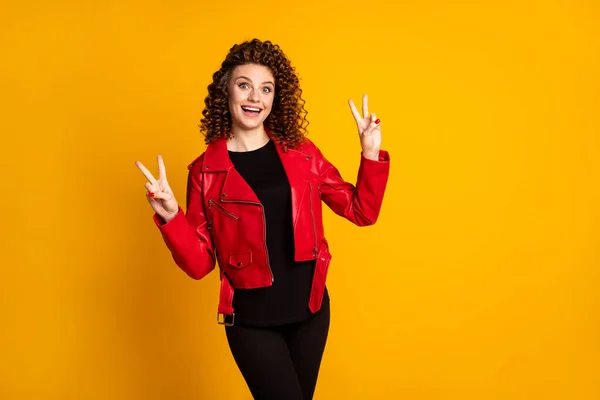 Retrato dela ela agradável atraente alegre alegre menina de cabelos ondulados mostrando duplo v-sinal isolado no fundo de cor amarelo vívido brilhante — Fotografia de Stock