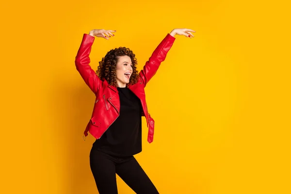 Foto de menina alegre positiva levantar as mãos olhar copyspace dança isolada sobre fundo cor brilho — Fotografia de Stock