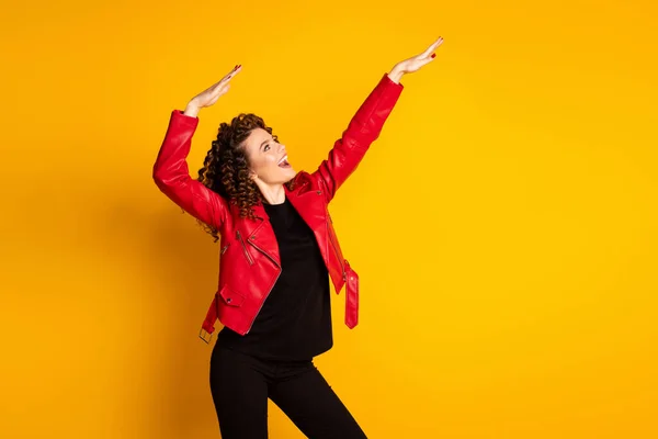 Retrato dela ela agradável atraente alegre alegre menina de cabelos ondulados movendo-se dança chill out descanso isolado no fundo de cor amarelo brilhante — Fotografia de Stock