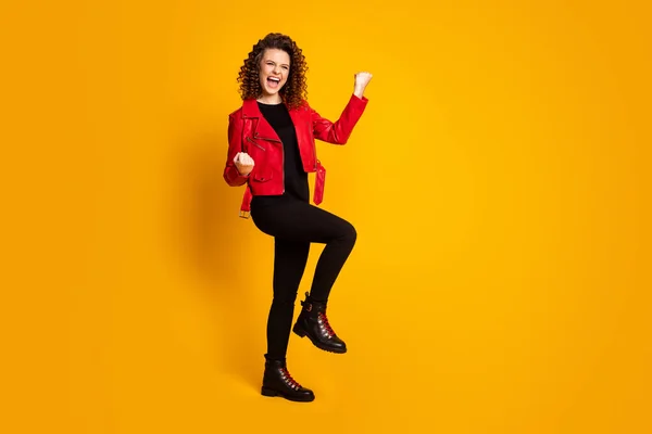 Foto de tamaño completo de la chica extática ganar levantar los puños grito aislado sobre brillante brillo de fondo de color —  Fotos de Stock