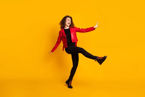 Foto de corpo inteiro de dança menina alegre isolado no fundo cor brilho — Fotografia de Stock