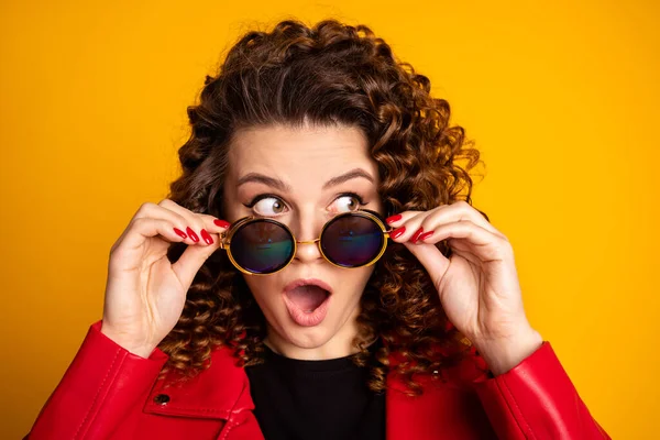 Portré megdöbbent lány touch szemüveg néz copyspace elszigetelt felett ragyog színes háttér — Stock Fotó