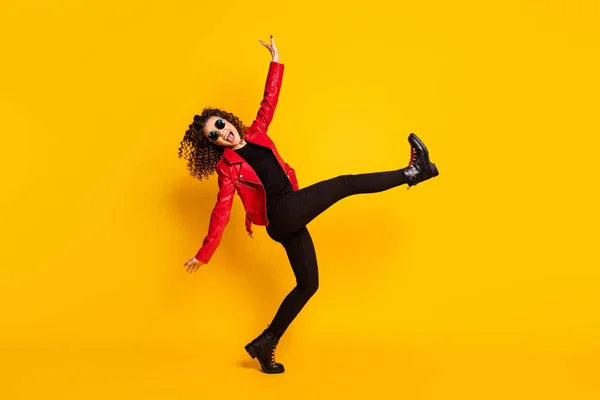 Teljes test profil oldal fotó pozitív lány tánc emelje lábát elszigetelt felett fényes fény színes háttér — Stock Fotó