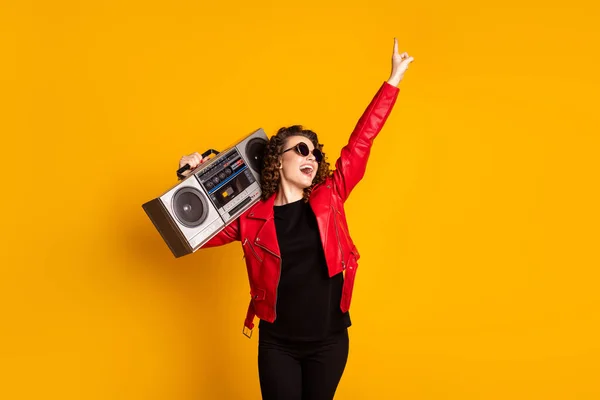 Foto di funky ragazza tenere boom box cantare canzone alzare la mano danza isolato su brillante brillantezza colore sfondo — Foto Stock