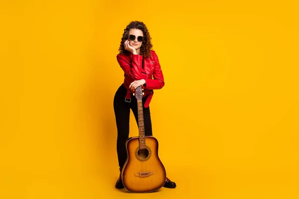 Volledige lichaamsomvang uitzicht van modieuze golvende harige meisje met gitaar kunst vrije tijd geïsoleerd op felgele kleur achtergrond — Stockfoto