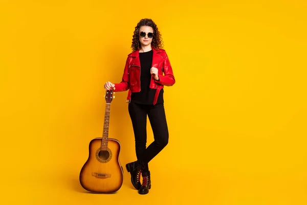 Volledige lichaamsomvang uitzicht van getalenteerde beroemde golvende harige meisje met gitaar beroemdheid kunstenaar geïsoleerd op fel gele kleur achtergrond — Stockfoto