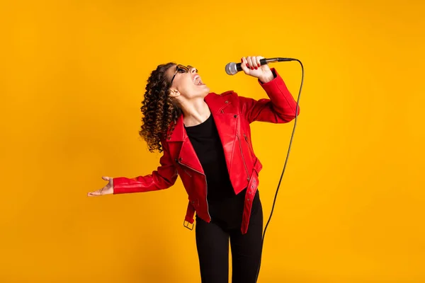 Retrato de chica de pelo ondulado popular dotado bastante talentoso cantando éxito famoso aislado sobre fondo de color amarillo brillante —  Fotos de Stock