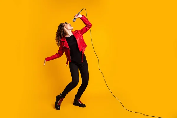 Full längd kroppsstorlek syn på begåvade glada vågiga hår flicka musiker sjunga hit isolerad på ljusa gula färg bakgrund — Stockfoto