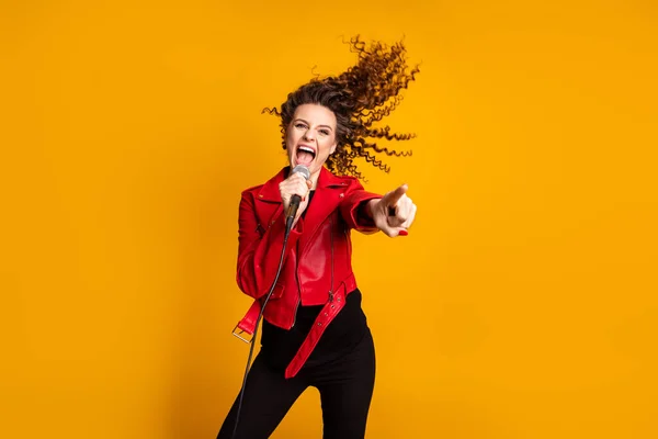 Portré vonzó vidám hullámos hajú lány énekes ad koncert szakma rámutatva elszigetelt élénk sárga színű háttér — Stock Fotó