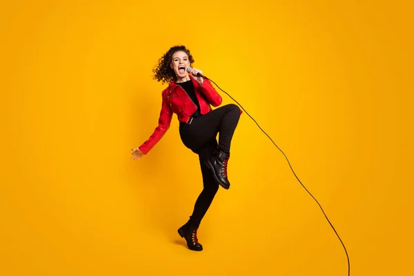 Full längd kroppsstorlek bild av trevlig glad vågigt hår flicka sångare hoppa sång hit isolerad på ljusa gula färg bakgrund — Stockfoto