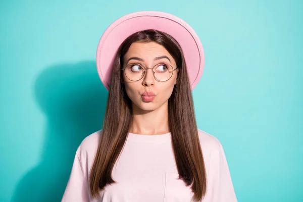 Foto de linda chica complicada dama vestida rosa camiseta sombrero pucheros labios mirada vacío espacio aislado color verde azulado fondo —  Fotos de Stock