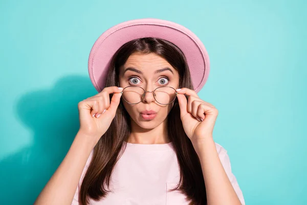 Foto de linda mujer sorprendida dama usar camiseta rosa sombrero de la vendimia labios acarampanados brazos gafas aislado color verde azulado fondo —  Fotos de Stock