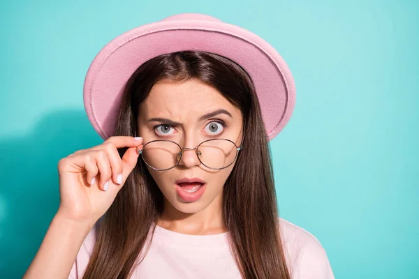 Foto portrét podezřelé hezká dívka dáma nosit vinobraní předloktí prsty dotýkat brýle izolované tyrkysové barvy pozadí — Stock fotografie