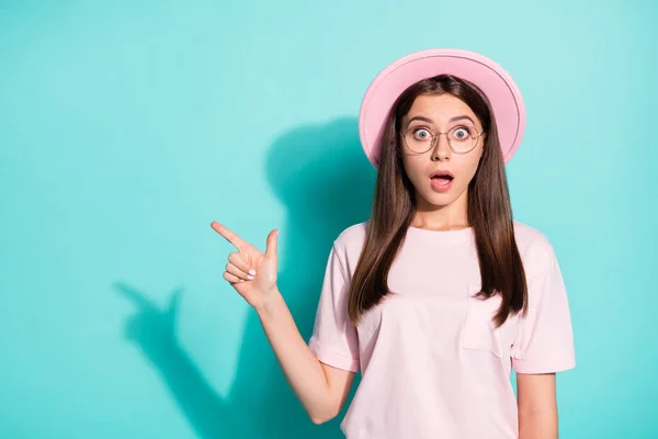 Foto de surpreendido jovem menina ponto indicador espaço vazio dedo para a promoção de anúncios isolados sobre fundo cor teal — Fotografia de Stock