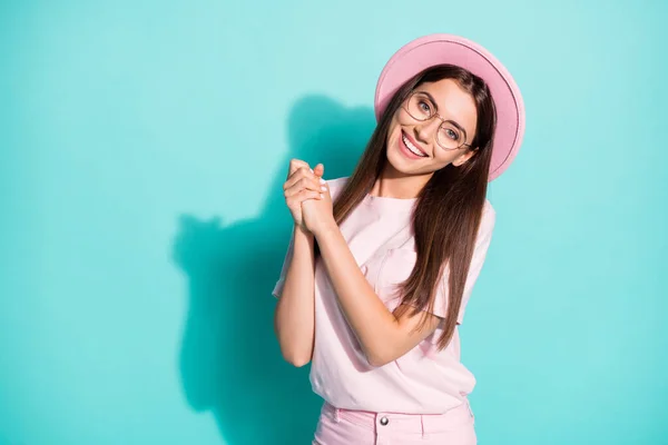 Foto de chica joven linda positiva se siente agradecida sonrisa dentada aislada sobre fondo de color pastel turquesa —  Fotos de Stock