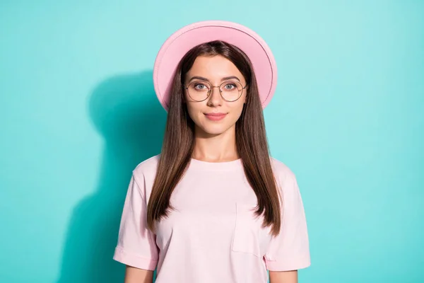 Foto de encantadora mirada joven agradable en la cámara aislada sobre fondo de color verde azulado pastel — Foto de Stock