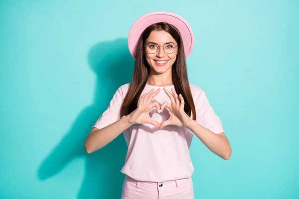 Foto de positivo alegre jovem senhora fazer dedos coração mostrar amor símbolo isolado sobre cor teal fundo — Fotografia de Stock