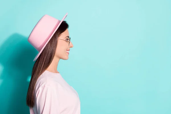 Close-up perfil vista lateral retrato dela ela agradável atraente alegre menina de cabelos castanhos usar chapéu rosa cópia vazio espaço em branco lugar isolado brilhante brilho vibrante verde turquesa cor de fundo — Fotografia de Stock