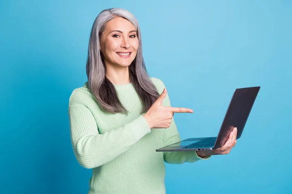 Photo de patron vieille dame point index ordinateur portable usure pull vert isolé sur fond de couleur bleue — Photo