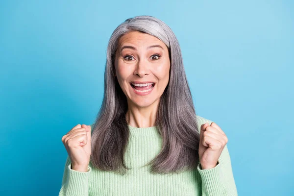 Retrato de i espantado bela celebrando mulher levantar punhos desgaste casual isolado no fundo de cor azul — Fotografia de Stock