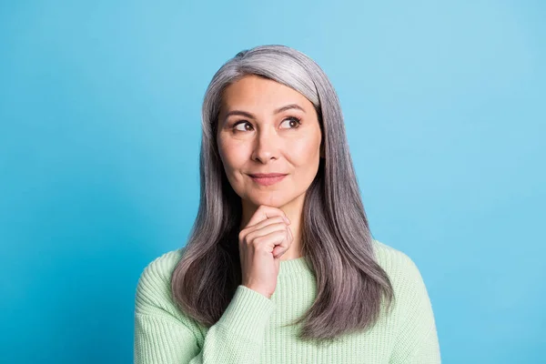 Foto di sorridente curiosa donna anziana vestito maglione verde sguardo spazio vuoto isolato su sfondo di colore blu — Foto Stock