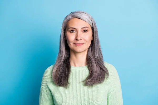 Porträt von fröhlich glücklich im Alter reif schöne Dame gekleidet grünen Pullover isoliert auf blauem Hintergrund — Stockfoto