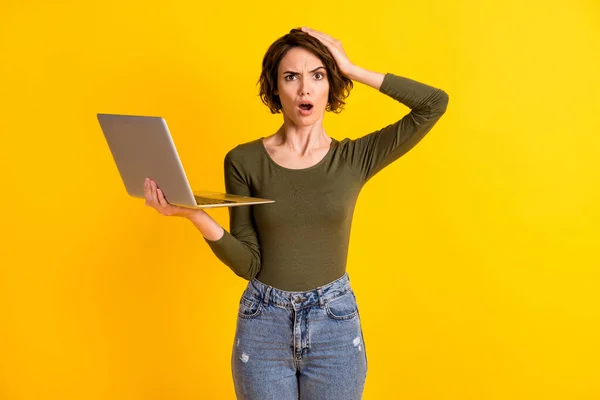 Foto av galen förvirrad dam hålla laptop touch hand huvud isolerad över ljusa gula färg bakgrund — Stockfoto