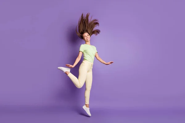 Comprimento total do corpo tamanho vista dela ela agradável atraente alegre menina fina saltando se divertindo tempo livre dançando passar fim de semana festa isolado brilhante brilho vívido vibrante cor lilás violeta fundo — Fotografia de Stock