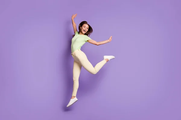 Повнометражний вигляд на її тіло вона гарна приваблива гнучка спортивна весела дівчина стрибає весело сучасна хореографія ізольовані яскравий яскравий блиск яскраво-бузковий фіолетовий кольоровий фон — стокове фото
