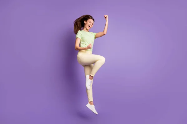 Full length body size view of her she nice attractive fit thin overjoyed cheerful cheery girl jumping celebrating great success news isolated bright vivid shine vibrant lilac violet color background — Stock Photo, Image